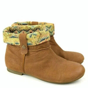 Steve madden boots size 7 Aurorra tan tribal print